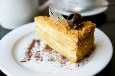 Çikolata süslemeli yakın plan pasta.