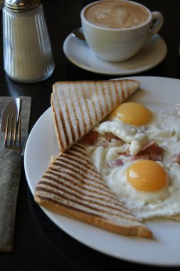 Kızarmış yumurta tost ile