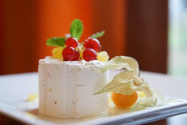 Beyaz tabakta servis edilen lezzetli tatlı.