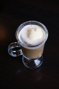 Güzel bir bardakta kahve.