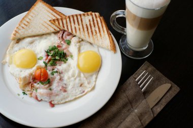 Kızarmış yumurta tost ile