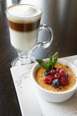 creme brulee ve kahve masada.