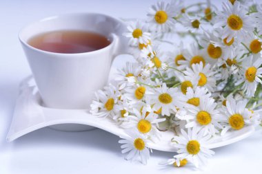 Ahşap bir masada çay.