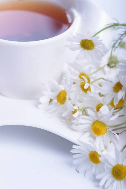 Ahşap bir masada çay.