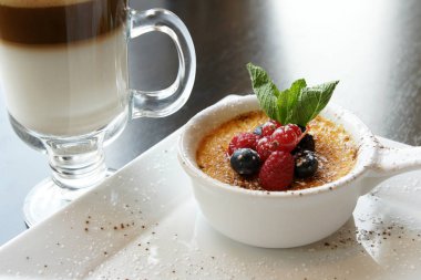 creme brulee ve kahve masada.
