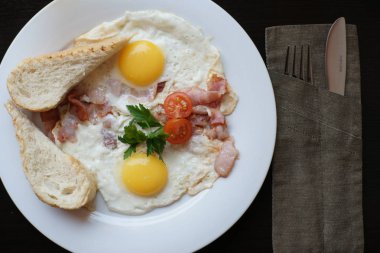 Kızarmış yumurta tost ile