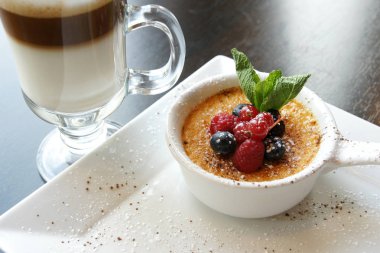 creme brulee ve kahve masada.