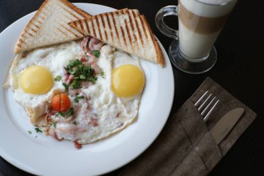 Kızarmış yumurta tost ile