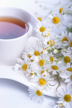 Ahşap bir masada çay.