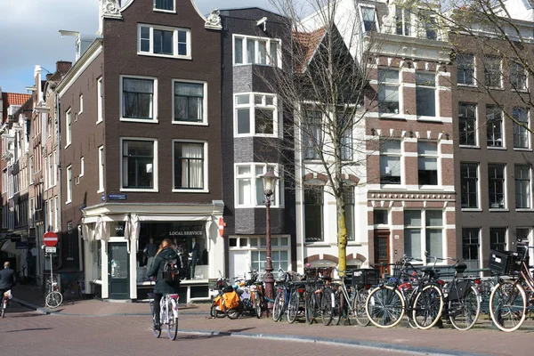 Madre Joven Con Niño Caballo Bicicleta Las Calles Amsterdam Los — Foto de Stock