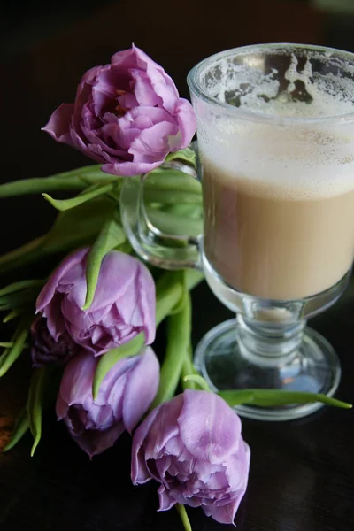 Sıcak Bir Fincan Latte Bir Buket Çiçek — Stok fotoğraf