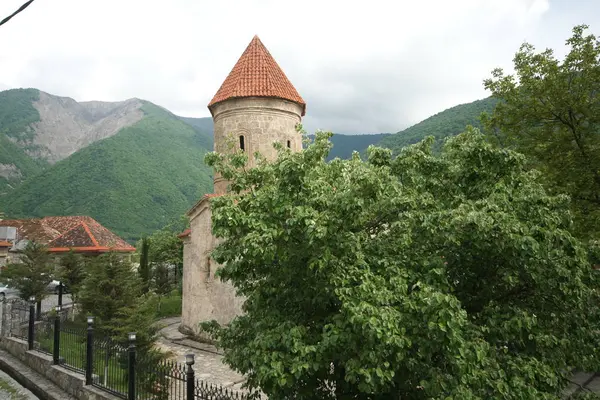 Pedra Castelo Velho Aldeia Fundo Das Montanhas — Fotografia de Stock