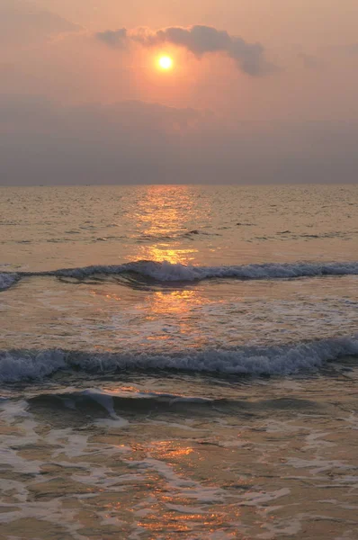 Vågor Vid Havet Vid Solnedgången — Stockfoto
