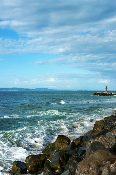 Seenlandschaft Bei Tag Mit Einem Kreuz — Stockfoto