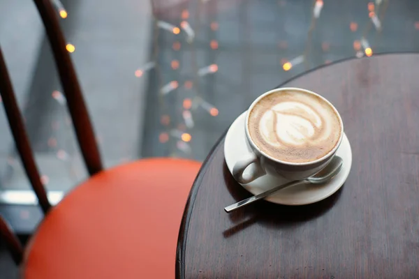 Ζεστό Καφέ Γάλα Στο Τραπέζι Στο Καφέ — Φωτογραφία Αρχείου