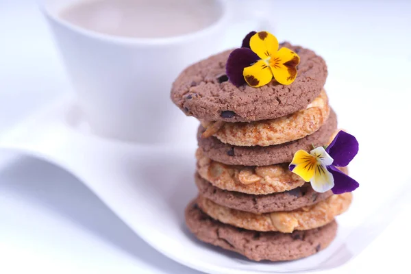 Pila Galletas Chocolate Con Flores Taza Café Con Leche — Foto de Stock