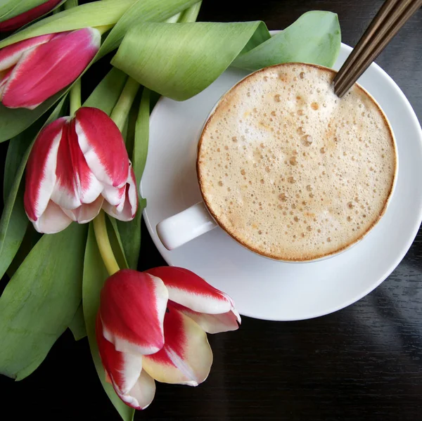 Sütlü Bir Fincan Kahve Masada Bir Buket Lale — Stok fotoğraf