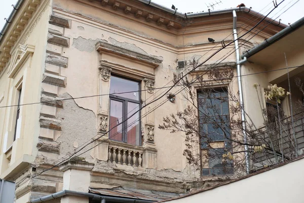 Fachada Com Janelas Casa Velha — Fotografia de Stock