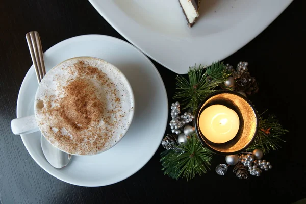 Tasse Kaffee Und Stück Kuchen Und Weihnachtsdekoration Auf Schwarzem Hintergrund — Stockfoto