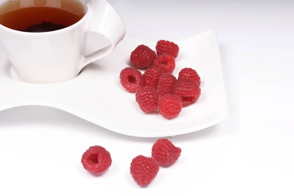 Taza Negro Con Frambuesas Plato Ondulado Blanco — Foto de Stock