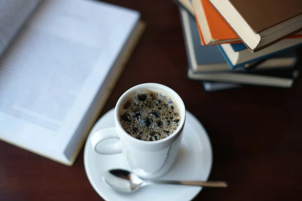 Kahve Fincanı Kitaplar Kafedeki Ahşap Bir Masada — Stok fotoğraf