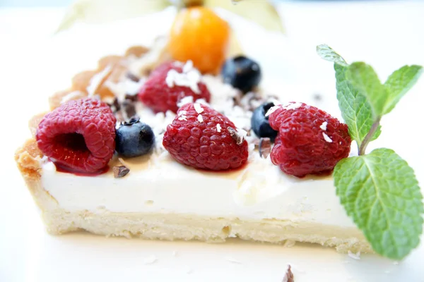 Käsekuchen Mit Frischen Beeren Auf Weißem Teller — Stockfoto