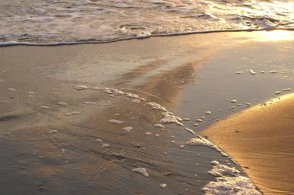 夕阳西下的海浪 — 图库照片