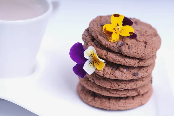 Stapel Schokoladenkekse Mit Blumen Und Tasse Kaffee Mit Milch — Stockfoto