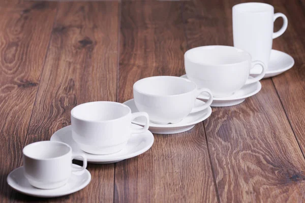 Άδειο Λευκό Τσάι Σετ Ξύλινο Τραπέζι — Φωτογραφία Αρχείου