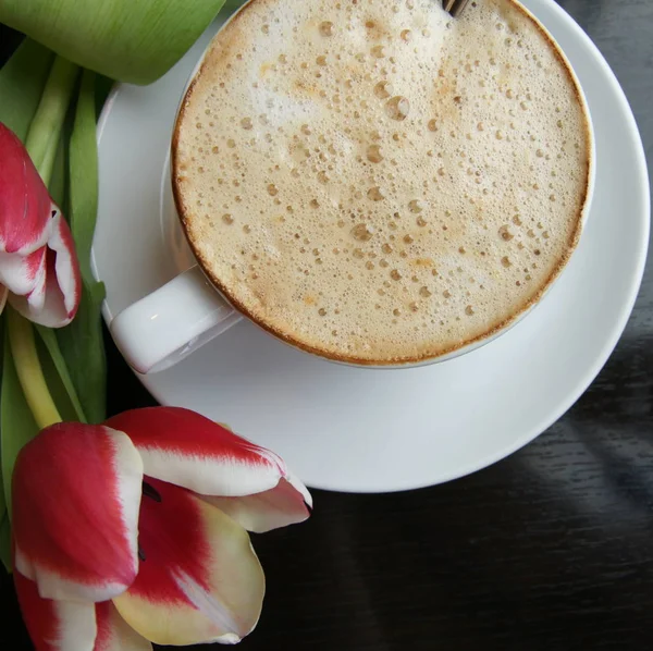 Горячая Чашка Кофе Молоком Букет Тюльпанов Столе — стоковое фото