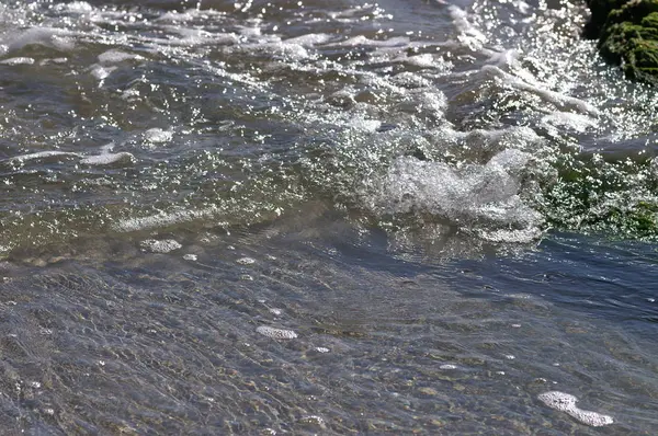 Acqua Mare Limpida Con Onde Verdi — Foto Stock