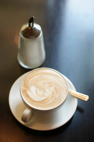 Gorąca Kawa Mlekiem Stole Kawiarni — Zdjęcie stockowe