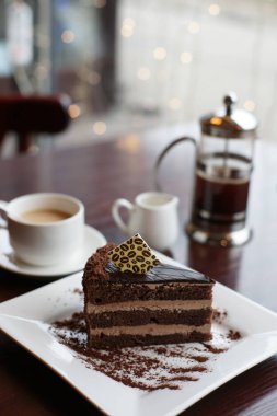 Kafedeki masada kahve ve kek.