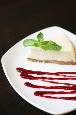 Beyaz tabakta servis edilen lezzetli tatlı.