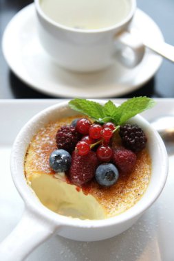 lezzetli creme brulee çilek ile