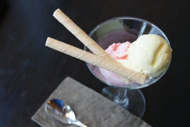 Gofretli dondurma topları.