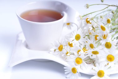 Ahşap bir masada çay.