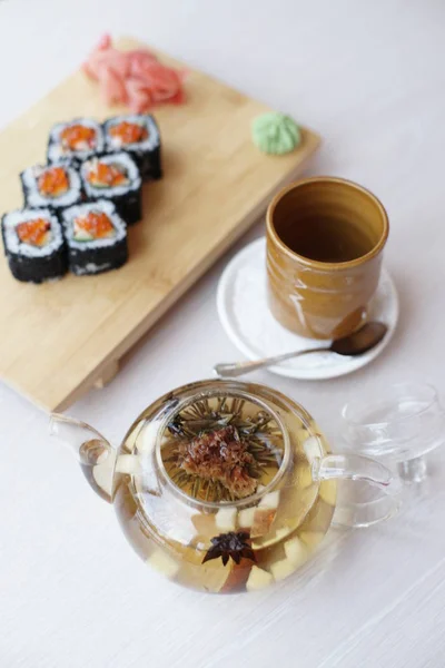 Japanisches Essen Mit Sushi Brötchen Mit Wasserkocher Tee Auf Tischhintergrund — Stockfoto