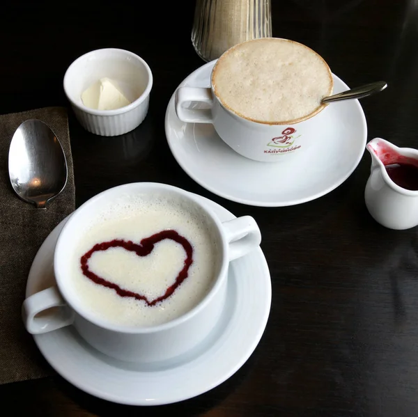 Kaffee Mit Milch Und Milchbrei Auf Dem Tisch Frühstückskonzept — Stockfoto