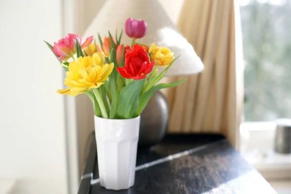 Красивый Яркий Красочный Букет Тюльпанов Вазе — стоковое фото