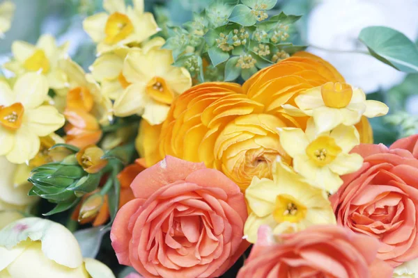 Schöne Komposition Mit Rosen Und Anderen Hellen Blumen — Stockfoto