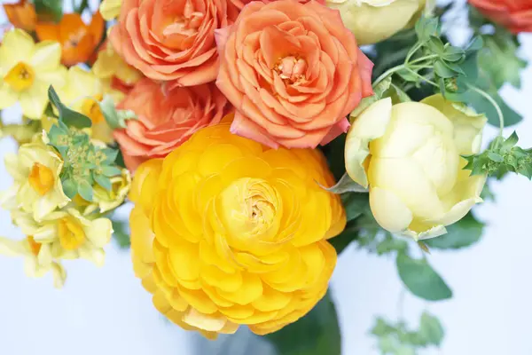 Mooie Compositie Met Rozen Andere Heldere Bloemen — Stockfoto