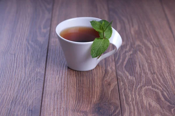 Teh Dengan Mint Atas Meja Kayu — Stok Foto