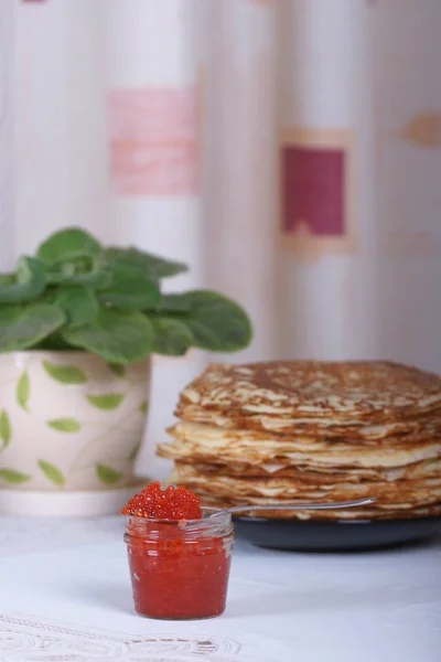 Stapel Hausgemachter Pfannkuchen Und Roter Kaviar — Stockfoto