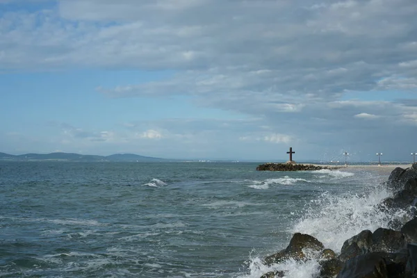 白天的海景与十字架 — 图库照片