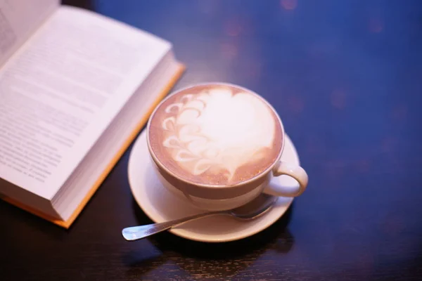 Heißer Kaffee Mit Einem Buch Auf Dem Tisch — Stockfoto