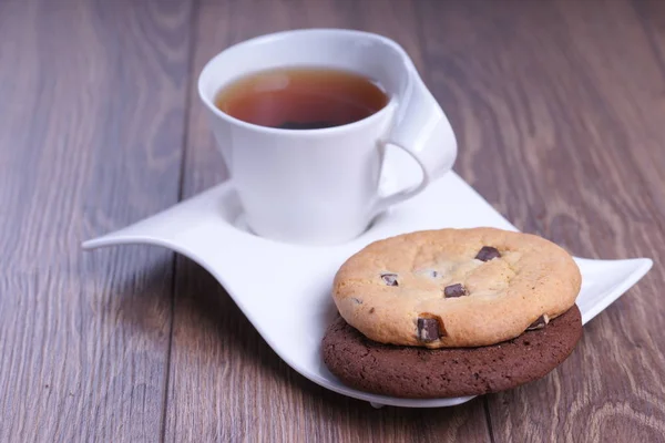 Taza Con Galletas Chocolate Blanco Negro Plato Ondulado — Foto de Stock