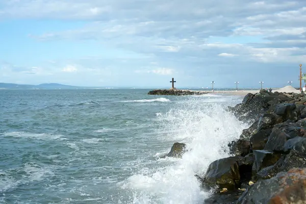 Paesaggio Marino Giorno Con Una Croce — Foto Stock