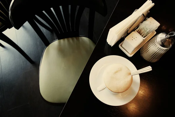 热咖啡加牛奶在桌上 — 图库照片