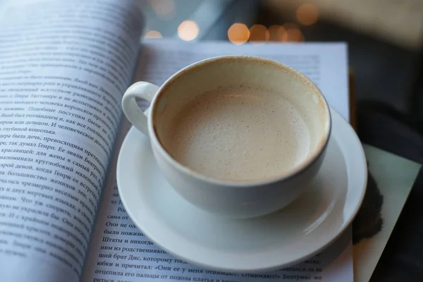 Heiße Tasse Kaffee Mit Milch Auf Dem Tisch — Stockfoto